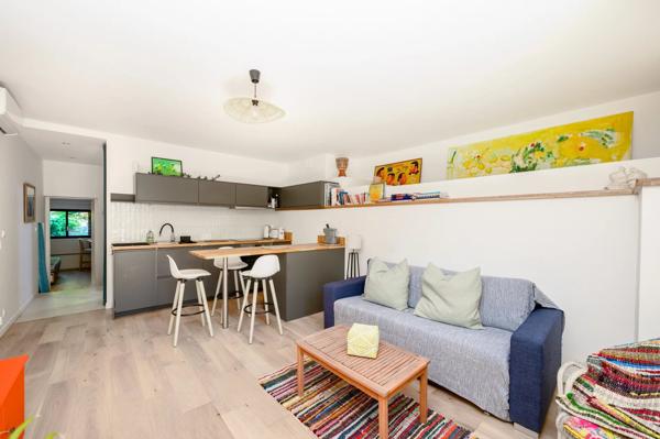 Vente                                                      Maison
                        
                     8 pièces                      200 m2                     à Vallauris