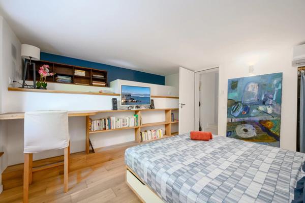 Vente                                                      Maison
                        
                     8 pièces                      200 m2                     à Vallauris