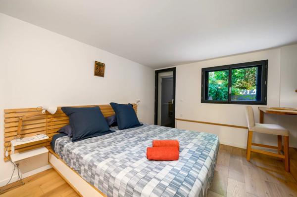 Vente                                                      Maison
                        
                     8 pièces                      200 m2                     à Vallauris