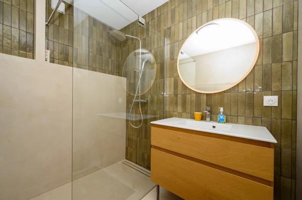 Vente                                                      Maison
                        
                     8 pièces                      200 m2                     à Vallauris