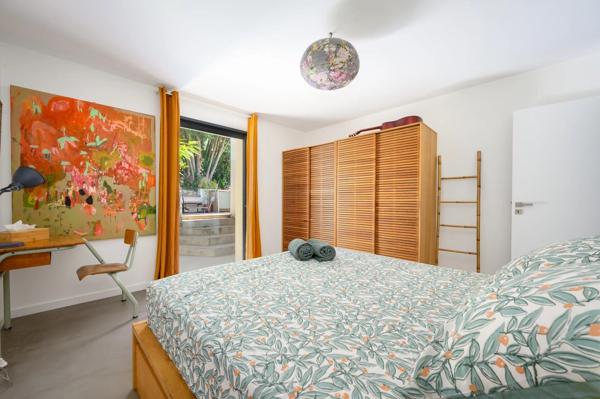 Vente                                                      Maison
                        
                     8 pièces                      200 m2                     à Vallauris