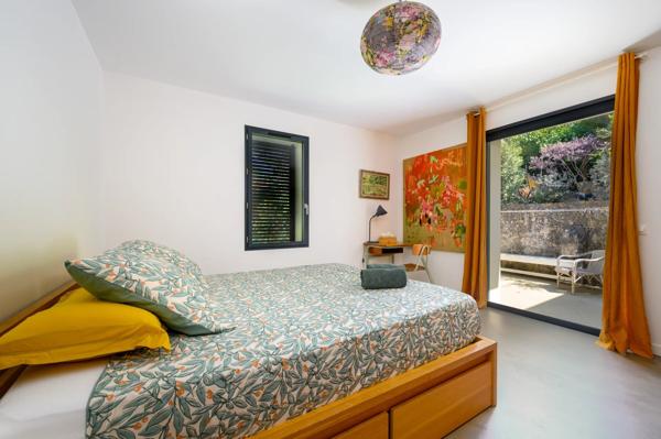 Vente                                                      Maison
                        
                     8 pièces                      200 m2                     à Vallauris