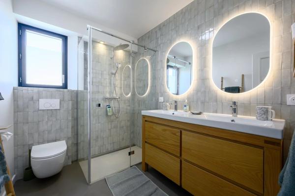 Vente                                                      Maison
                        
                     8 pièces                      200 m2                     à Vallauris