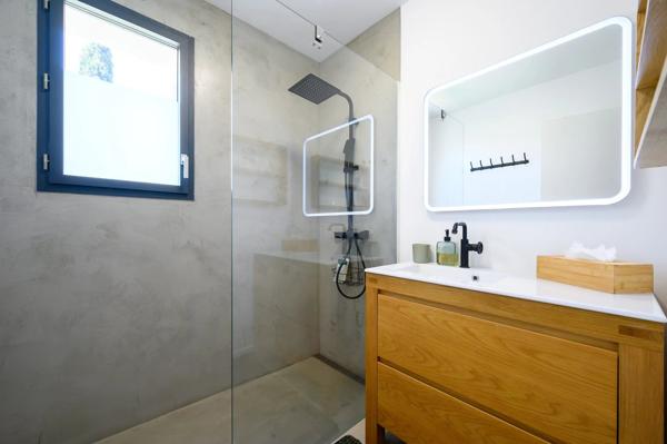 Vente                                                      Maison
                        
                     8 pièces                      200 m2                     à Vallauris