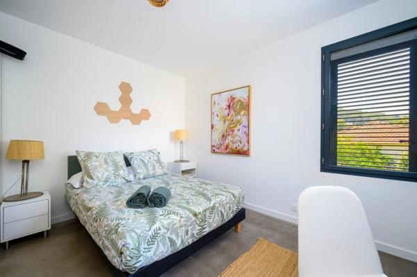 Vente                                                      Maison
                        
                     8 pièces                      200 m2                     à Vallauris