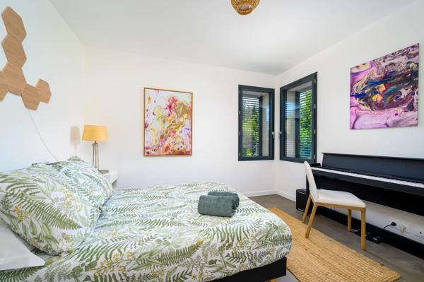 Vente                                                      Maison
                        
                     8 pièces                      200 m2                     à Vallauris