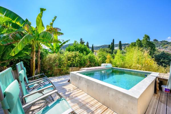 Vente                                                      Maison
                        
                     8 pièces                      200 m2                     à Vallauris