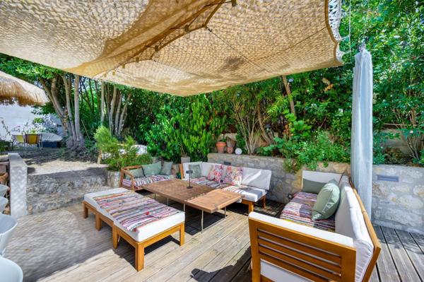 Vente                                                      Maison
                        
                     8 pièces                      200 m2                     à Vallauris