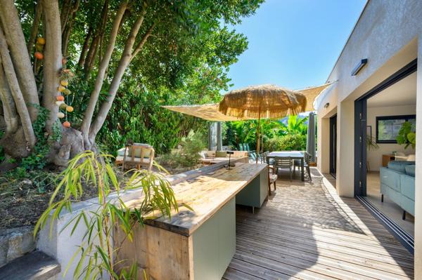 Vente                                                      Maison
                        
                     8 pièces                      200 m2                     à Vallauris