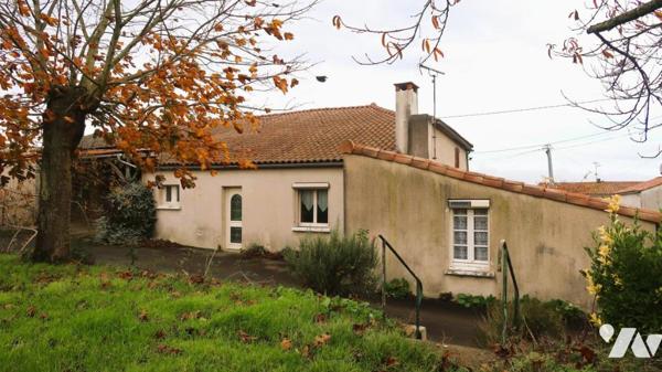 TALLUD -SAINTE-GEMME, MAISON D'HABITATION DE PLAIN PIED AVEC DEPENDANCES.