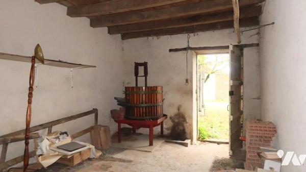 TALLUD -SAINTE-GEMME, MAISON D'HABITATION DE PLAIN PIED AVEC DEPENDANCES.