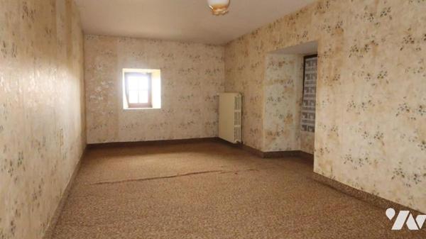 TALLUD -SAINTE-GEMME, MAISON D'HABITATION DE PLAIN PIED AVEC DEPENDANCES.