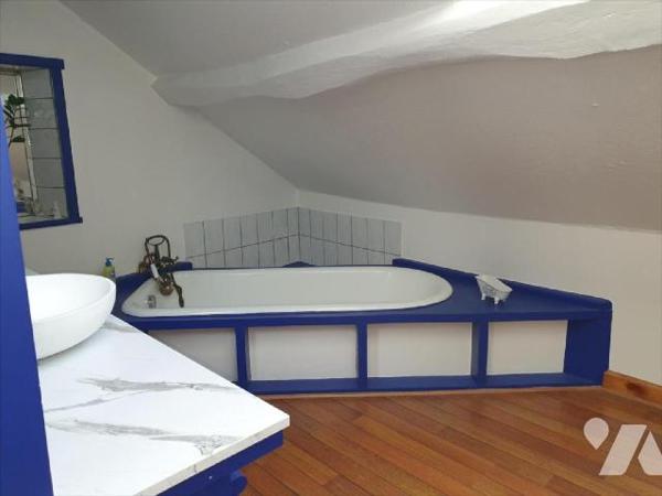 Située au C?ur du Village de Saint Martin D'Ablois, Maison ancienne lumineuse, entièrement réno...