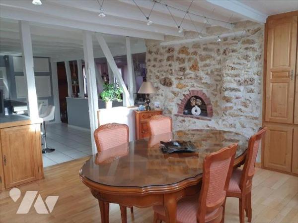 Située au C?ur du Village de Saint Martin D'Ablois, Maison ancienne lumineuse, entièrement réno...