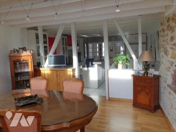 Située au C?ur du Village de Saint Martin D'Ablois, Maison ancienne lumineuse, entièrement réno...