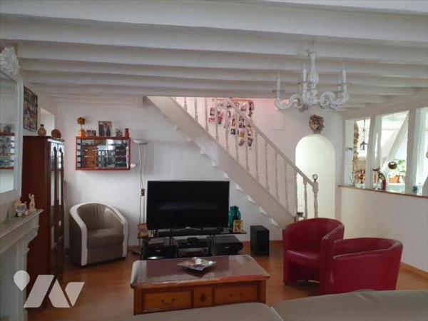 Située au C?ur du Village de Saint Martin D'Ablois, Maison ancienne lumineuse, entièrement réno...