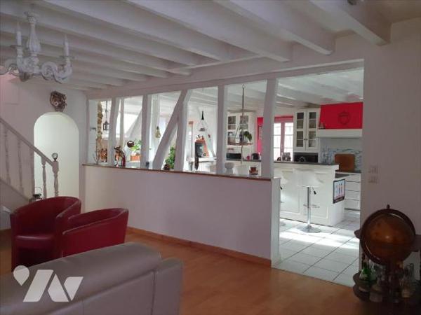 Située au C?ur du Village de Saint Martin D'Ablois, Maison ancienne lumineuse, entièrement réno...