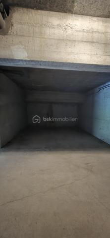 🚗🏔️ EMPLACEMENT DE STATIONNEMENT COUVERT – LE SEIGNUS D'ALLOS
✨ LA SOLUTION IDÉALE POUR STATIONNER EN TOUTE SÉRÉNITÉ
À Allos, dans la station de sports d'hiver et d'été du Seignus, découvrez cet emplacement de stationnement couvert et privatif d'environ 12 m², situé au sein des garages sécurisés d'une résidence, à proximité immédiate du centre de la station.
Un véritable atout pour profiter pleinement de vos séjours à la montagne, en toute saison, tout en mettant votre véhicule à l'abri des intempéries. ❄️☀️
________________________________________
📍 EMPLACEMENT PRIVILÉGIÉ
⛷️ À quelques pas des pistes de ski et des remontées mécaniques.
🚵‍♂️ Proche des départs des parcours VTT et des sentiers de randonnée.
🏡 À proximité immédiate du centre de la station, de ses commerces, restaurants et animations.
________________________________________
🚗 CARACTÉRISTIQUES
•	Surface : environ 12 m²
•	✔️ Emplacement couvert
•	✔️ Privatif
•	✔️ Situé dans les garages d'une résidence
•	✔️ Accès facile et sécurisé
________________________________________
⭐ LES ATOUTS
🚗 Votre véhicule est protégé des intempéries été comme hiver.
❄️ Plus besoin de déneiger ou de chercher une place en période de forte affluence.
🏔️ Idéal pour les propriétaires d'un appartement à proximité ou comme investissement complémentaire.
________________________________________
📞 N'hésitez pas à me contacter pour plus d'informations ou pour organiser une visite.
🏔️ Le Val d'Allos, bien plus qu'une destination… un art de vivre au cœur des Alpes.