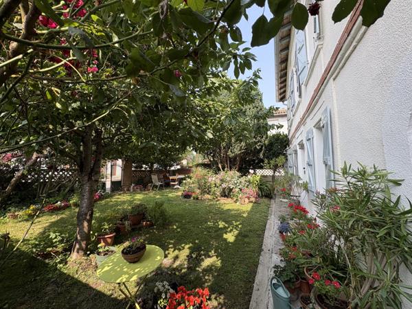 Cadours (31480) Exclusivité : Charmante maison de village de 215m2, T5 avec garage et jardin