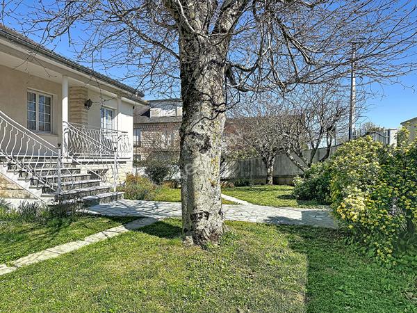MAISON FAMILIALE D'EXCEPTION : VOLUMES , LUMINOSITÉ , POTENTIEL ÉVOLUTIF  A BUXEROLLES