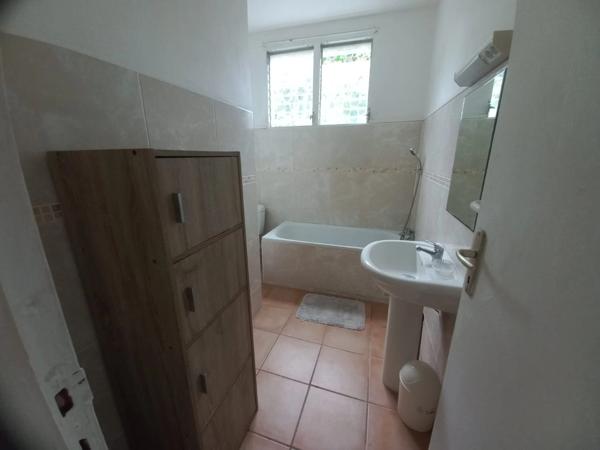 Villa double, Un T4 et Un T3 à vendre LE GOSIER (971), T4 vue mer, 2 entrées distinctes