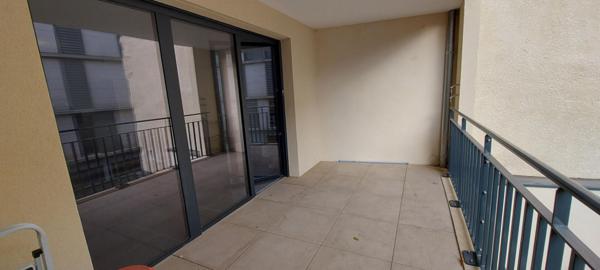 30.GARD.NIMES. Appartement traversant de grand standing de 81 m² avec 2 terrasses loggia dans résidence hautement sécurisée, quartier centre-ville CARRE D'ART
