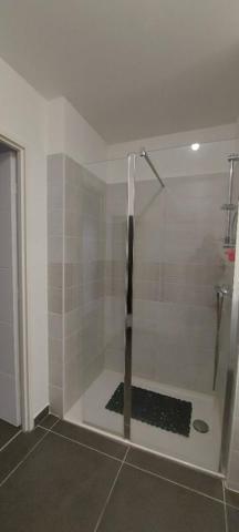 30.GARD.NIMES. Appartement traversant de grand standing de 81 m² avec 2 terrasses loggia dans résidence hautement sécurisée, quartier centre-ville CARRE D'ART