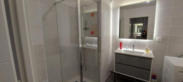 30.GARD.NIMES. Appartement traversant de grand standing de 81 m² avec 2 terrasses loggia dans résidence hautement sécurisée, quartier centre-ville CARRE D'ART