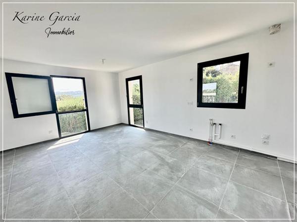SIX FOURS LES PLAGES - A PROXIMITE DES AXES AUTOROUTIERS ET COMMERCES - APPARTEMENT DE TYPE 3 - SUPERFICIE 62 M2 - AVEC BOX EN SOUS SOL