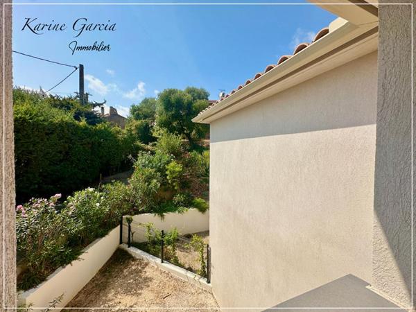 SIX FOURS LES PLAGES - A PROXIMITE DES AXES AUTOROUTIERS ET COMMERCES - APPARTEMENT DE TYPE 3 - SUPERFICIE 62 M2 - AVEC BOX EN SOUS SOL