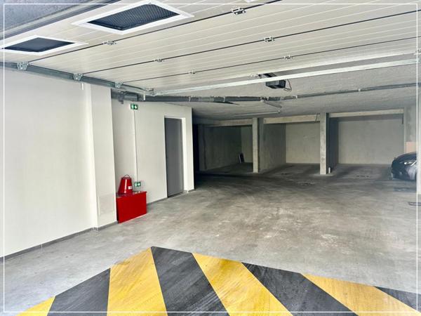 SIX FOURS LES PLAGES - A PROXIMITE DES AXES AUTOROUTIERS ET COMMERCES - APPARTEMENT DE TYPE 3 - SUPERFICIE 62 M2 - AVEC BOX EN SOUS SOL