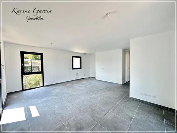 SIX FOURS LES PLAGES - A PROXIMITE DES AXES AUTOROUTIERS ET COMMERCES - APPARTEMENT DE TYPE 3 - SUPERFICIE 62 M2 - AVEC BOX EN SOUS SOL