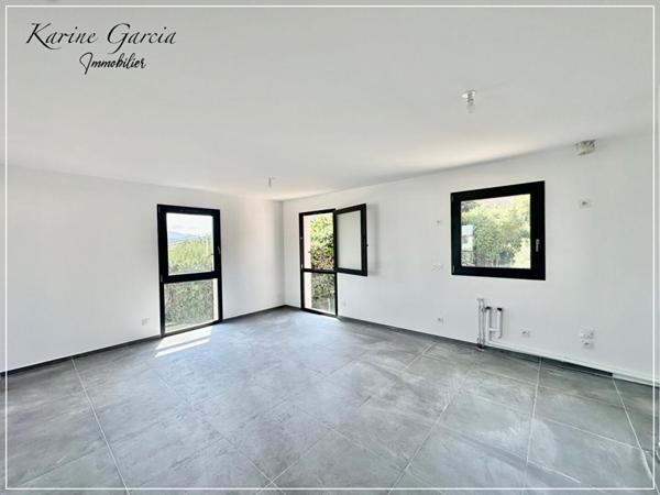 SIX FOURS LES PLAGES - A PROXIMITE DES AXES AUTOROUTIERS ET COMMERCES - APPARTEMENT DE TYPE 3 - SUPERFICIE 62 M2 - AVEC BOX EN SOUS SOL