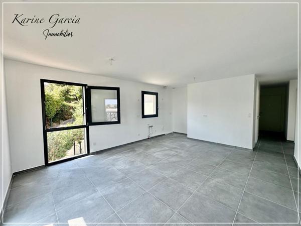 SIX FOURS LES PLAGES - A PROXIMITE DES AXES AUTOROUTIERS ET COMMERCES - APPARTEMENT DE TYPE 3 - SUPERFICIE 62 M2 - AVEC BOX EN SOUS SOL