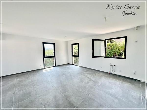 SIX FOURS LES PLAGES - A PROXIMITE DES AXES AUTOROUTIERS ET COMMERCES - APPARTEMENT DE TYPE 3 - SUPERFICIE 62 M2 - AVEC BOX EN SOUS SOL