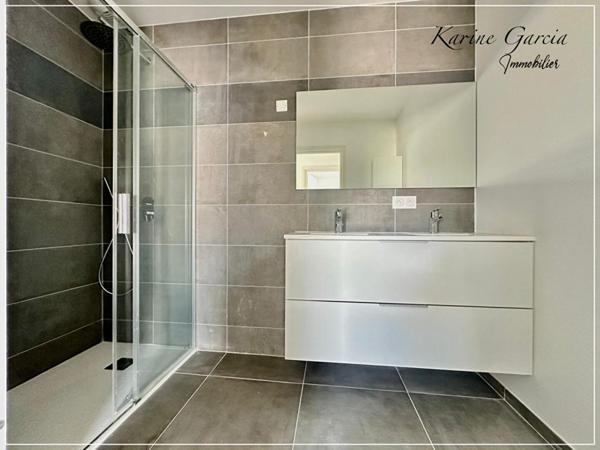 SIX FOURS LES PLAGES - A PROXIMITE DES AXES AUTOROUTIERS ET COMMERCES - APPARTEMENT DE TYPE 3 - SUPERFICIE 62 M2 - AVEC BOX EN SOUS SOL