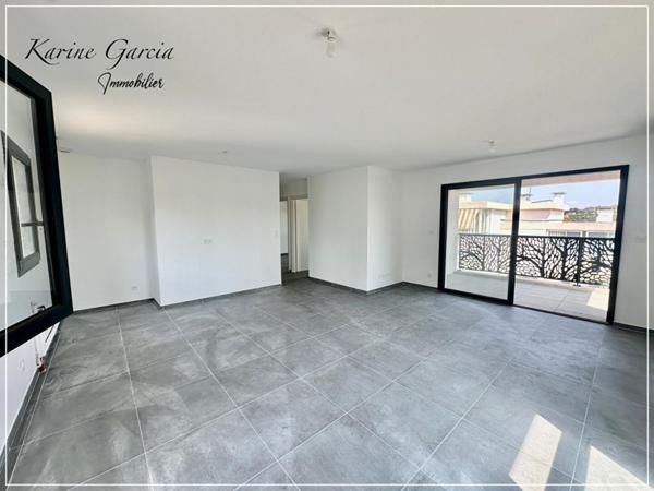 SIX FOURS LES PLAGES - A PROXIMITE DES AXES AUTOROUTIERS ET COMMERCES - APPARTEMENT DE TYPE 3 - SUPERFICIE 62 M2 - AVEC BOX EN SOUS SOL