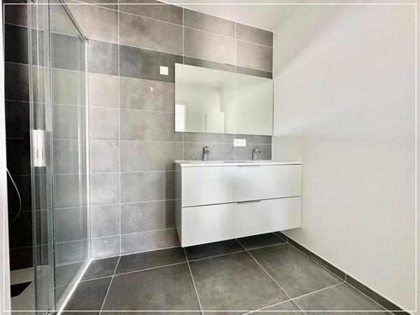 SIX FOURS LES PLAGES - A PROXIMITE DES AXES AUTOROUTIERS ET COMMERCES - APPARTEMENT DE TYPE 3 - SUPERFICIE 62 M2 - AVEC BOX EN SOUS SOL