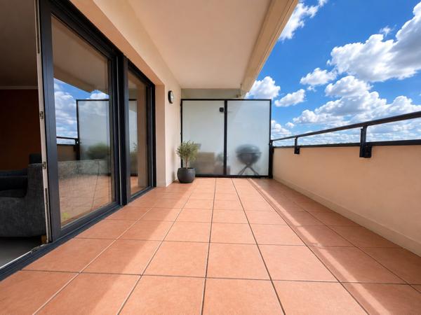 SUPERBE T3 TRAVERSANT - 2 TERRASSES - GARAGE et PLACE DE PARKING EXTERIEURE - CAVE