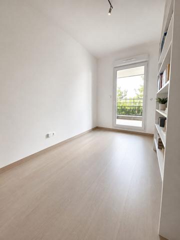 SUPERBE T3 TRAVERSANT - 2 TERRASSES - GARAGE et PLACE DE PARKING EXTERIEURE - CAVE
