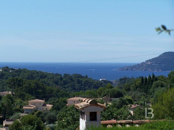 Charmante propriété avec vue mer à rénover à Mougins