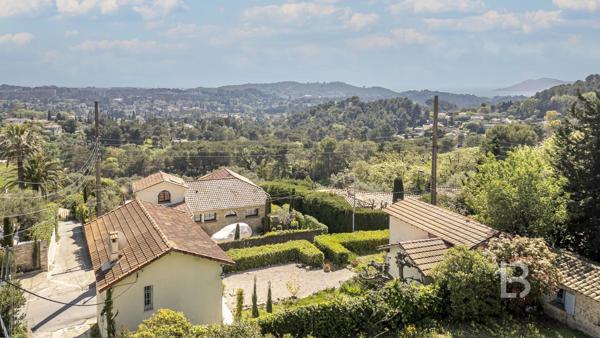 Charmante propriété avec vue mer à rénover à Mougins