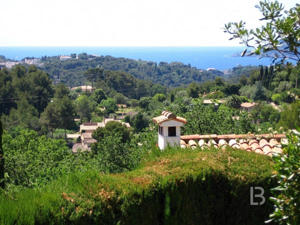 Charmante propriété avec vue mer à rénover à Mougins