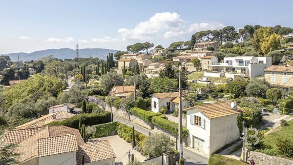 Charmante propriété avec vue mer à rénover à Mougins