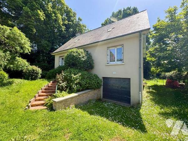 PACE - Sur une parcelle de 640m², maison d'habitation édifiée en 1977 comprenant :
Entrée, dég...