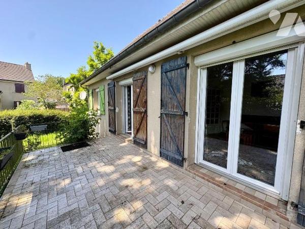PACE - Sur une parcelle de 640m², maison d'habitation édifiée en 1977 comprenant :
Entrée, dég...