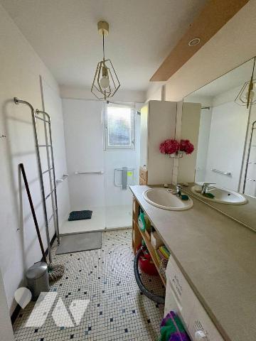 PACE - Sur une parcelle de 640m², maison d'habitation édifiée en 1977 comprenant :
Entrée, dég...