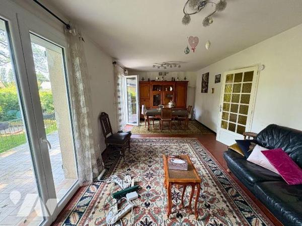PACE - Sur une parcelle de 640m², maison d'habitation édifiée en 1977 comprenant :
Entrée, dég...