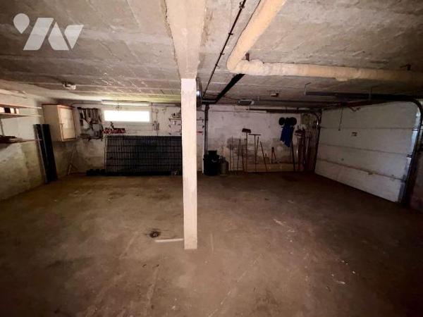 PACE - Sur une parcelle de 640m², maison d'habitation édifiée en 1977 comprenant :
Entrée, dég...