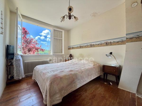 MAISON MITOYENNE DE 90 M2, TERRAIN DE 785 M2, 3 CHAMBRES, GARAGE DE 26 M2, SOURCE, CAVE, TRAVAUX À PRÉVOIR